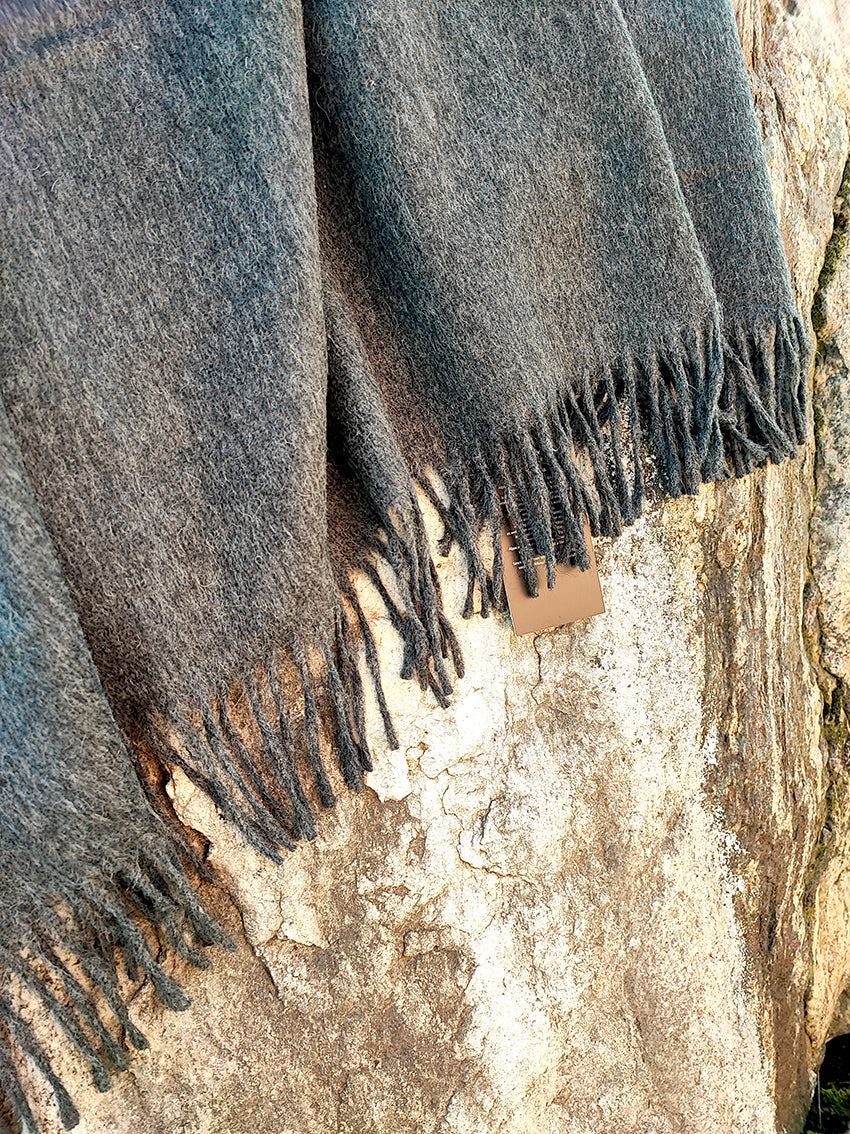 Wolldecke - Alpakadecke - Plaid - 200 x 150 cm - hellgrau - Leibersperger Lammfell