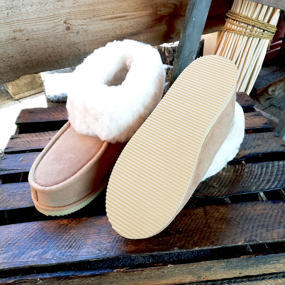 Hausschuhe - Hüttenschuhe - Lammfell - feste Sohle - Leibersperger Lammfell Shop