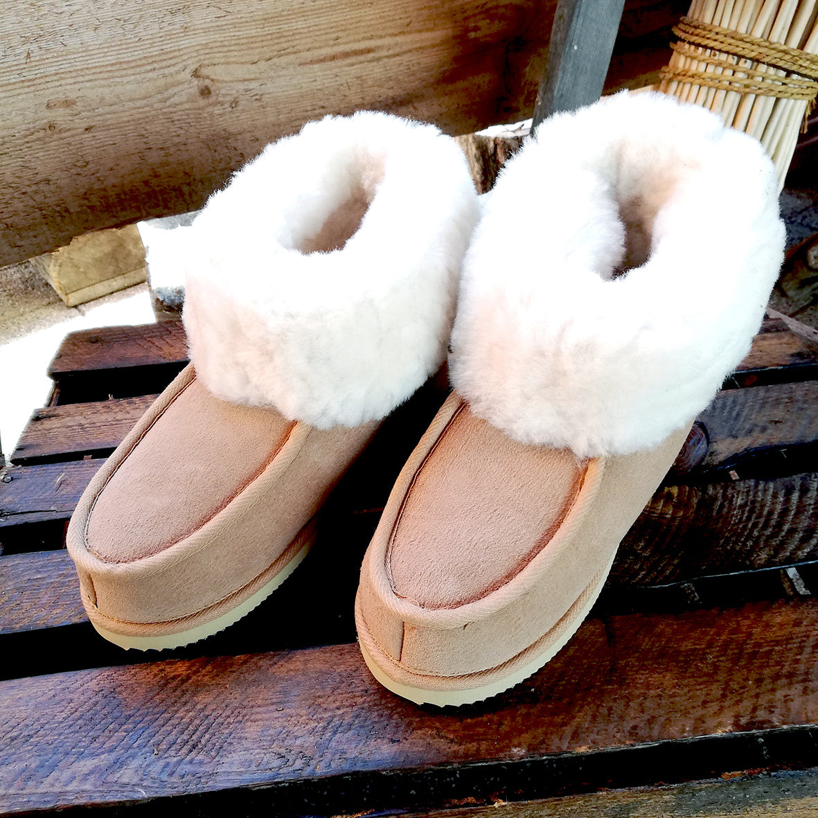 Hausschuhe - Hüttenschuhe - Lammfell - feste Sohle - Leibersperger Lammfell Shop